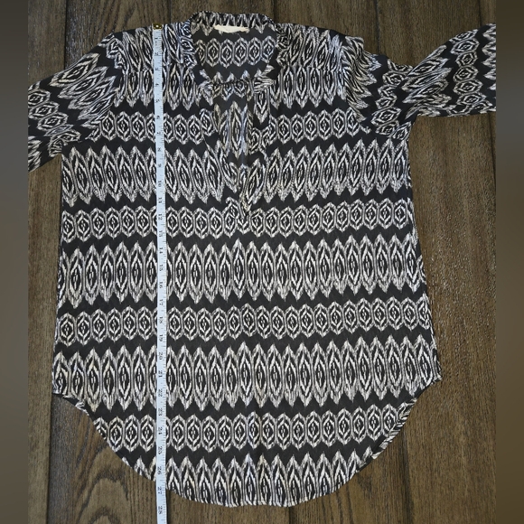 Lush Black and White Print Blouse Long Sleeve and V-neck Size Medium - Picture 7 of 8